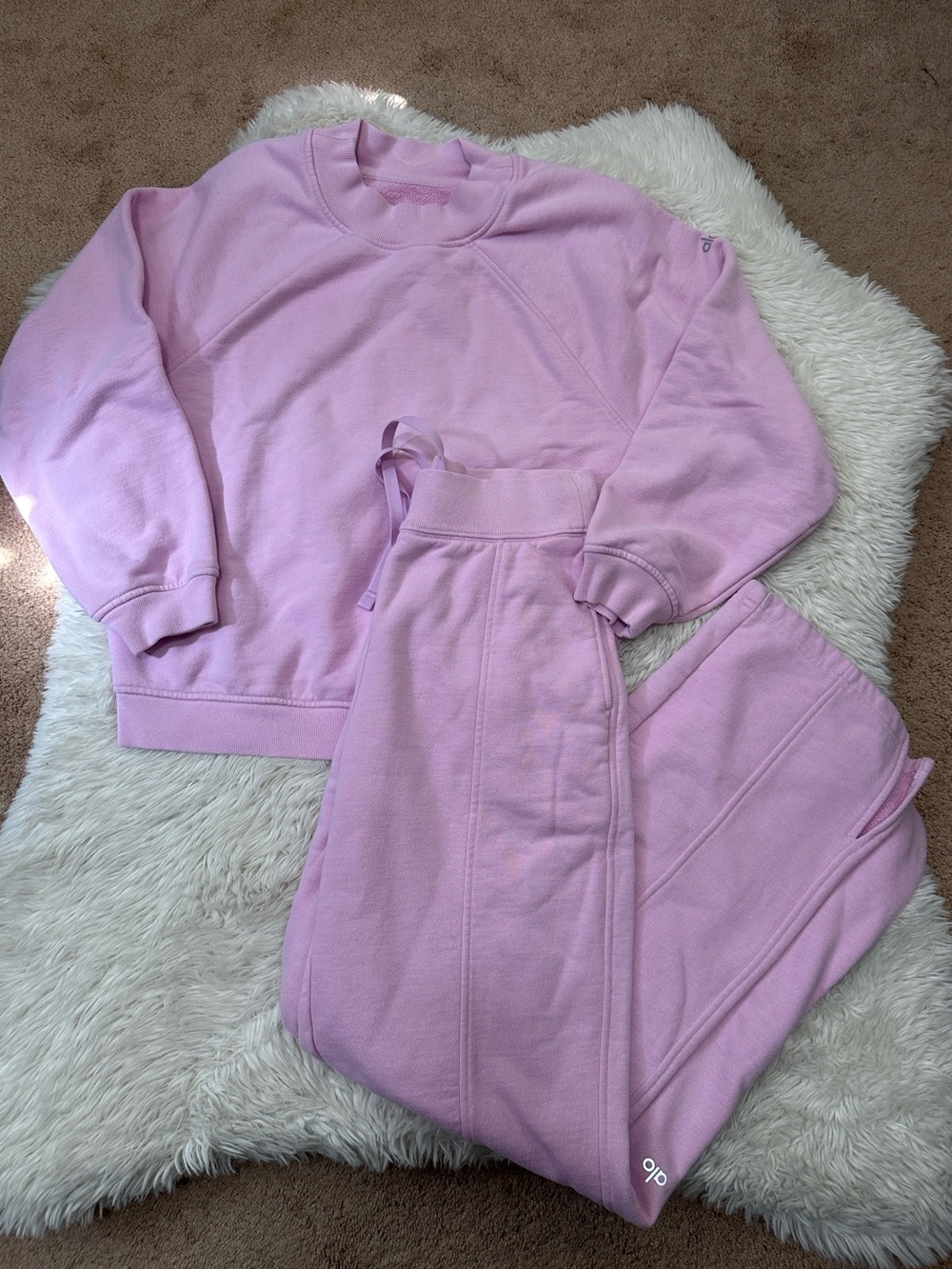 ALO Yoga Sweatshirt & straight leg pants Set